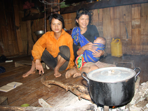 Bà Hương cùng cháu nội và con trai