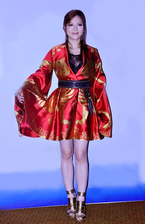 Lý Nhã Kỳ trong bộ váy tiền tỷ của NTK quá cố Alexander McQueen. Lý Nhã Kỳ trong bộ váy tiền tỷ của NTK quá cố Alexander McQueen