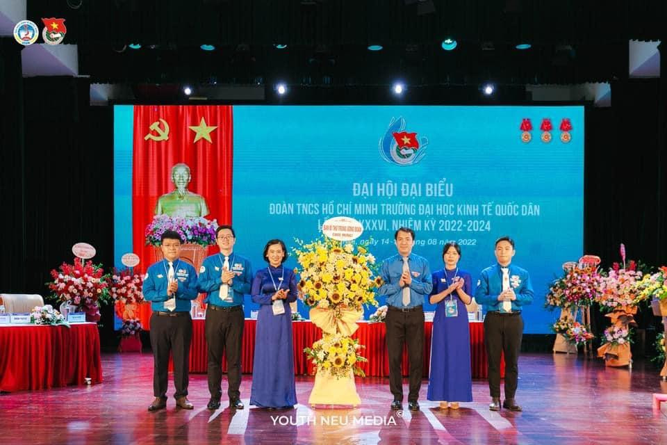 Bí thư Trung ương Đoàn Ngô Văn Cương tặng hoa chúc mừng đại hội Bí thư Trung ương Đoàn Ngô Văn Cương tặng hoa chúc mừng đại hội