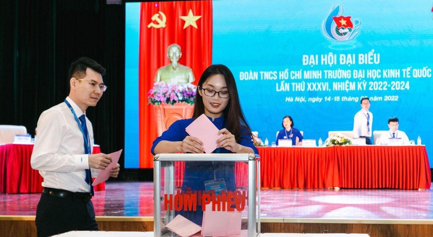 Các đại biểu bỏ phiếu bầu tại đại hội Các đại biểu bỏ phiếu bầu tại đại hội