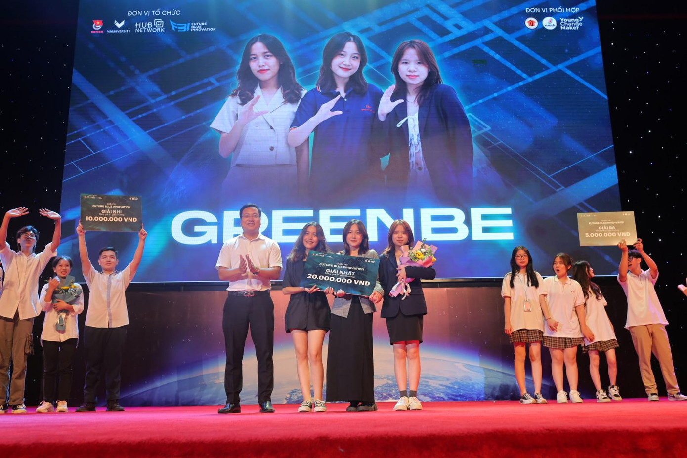 Anh Trần Quang Hưng, Phó Bí thư Thành Đoàn, Chủ tịch Hội Sinh viên TP Hà Nội trao giải cho Quán quân cuộc thi Anh Trần Quang Hưng, Phó Bí thư Thành Đoàn, Chủ tịch Hội Sinh viên TP Hà Nội trao giải cho Quán quân cuộc thi