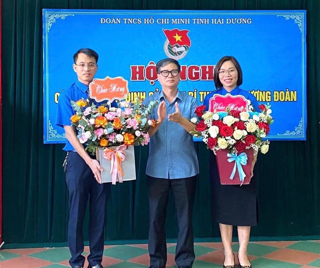 Ông Vũ Nguyên Đàm - Phó Trưởng ban Tổ chức Tỉnh ủy Hải Dương tặng hoa chúc mừng 2 tân Phó Bí thư Tỉnh Đoàn Bùi Hải Bằng và Dương Thị Hương Giang