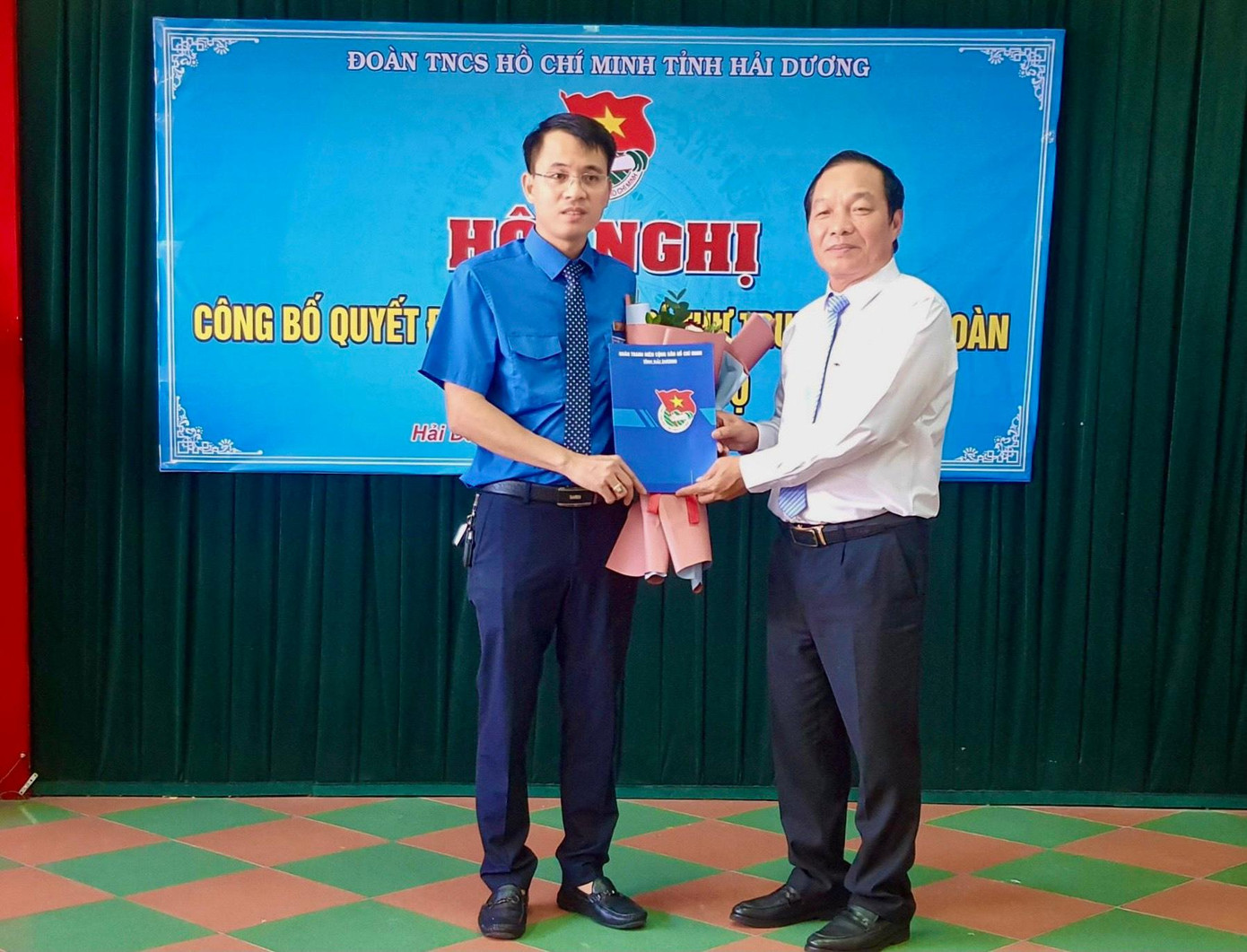 Ông Lê Văn Hiệu - Phó Bí thư Thường trực Tỉnh ủy Hải Dương trao quyết định cho tân Phó Bí thư Tỉnh Đoàn Hải Dương Bùi Hải Bằng