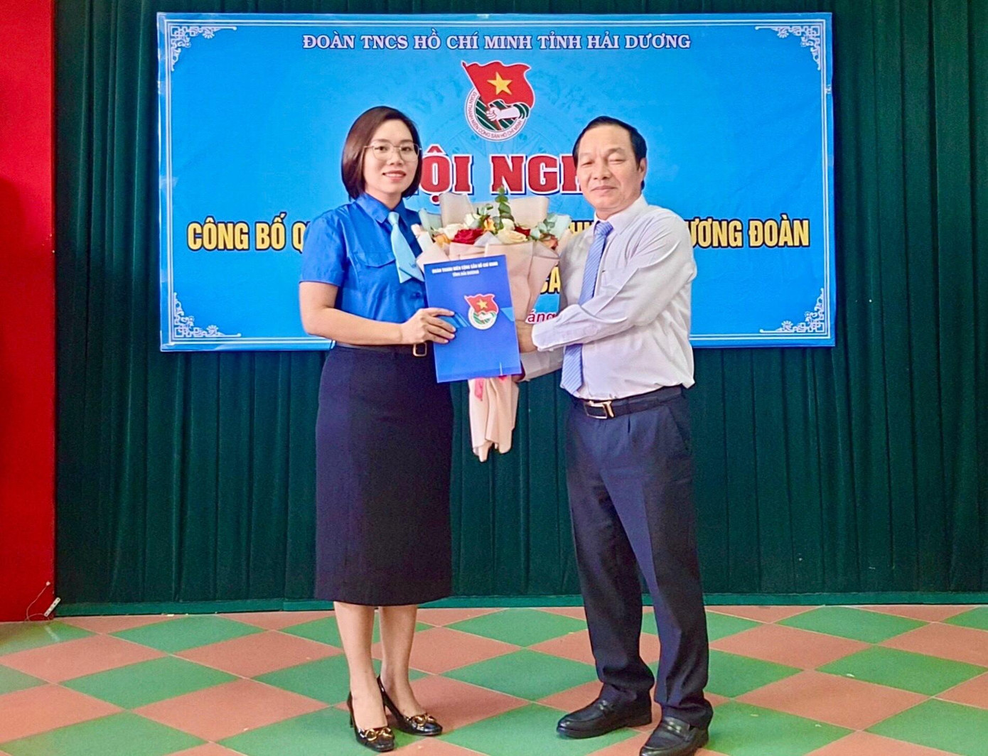 Ông Lê Văn Hiệu - Phó Bí thư Thường trực Tỉnh ủy Hải Dương trao quyết định cho tân Phó Bí thư Tỉnh Đoàn Hải Dương Dương Thị Hương Giang