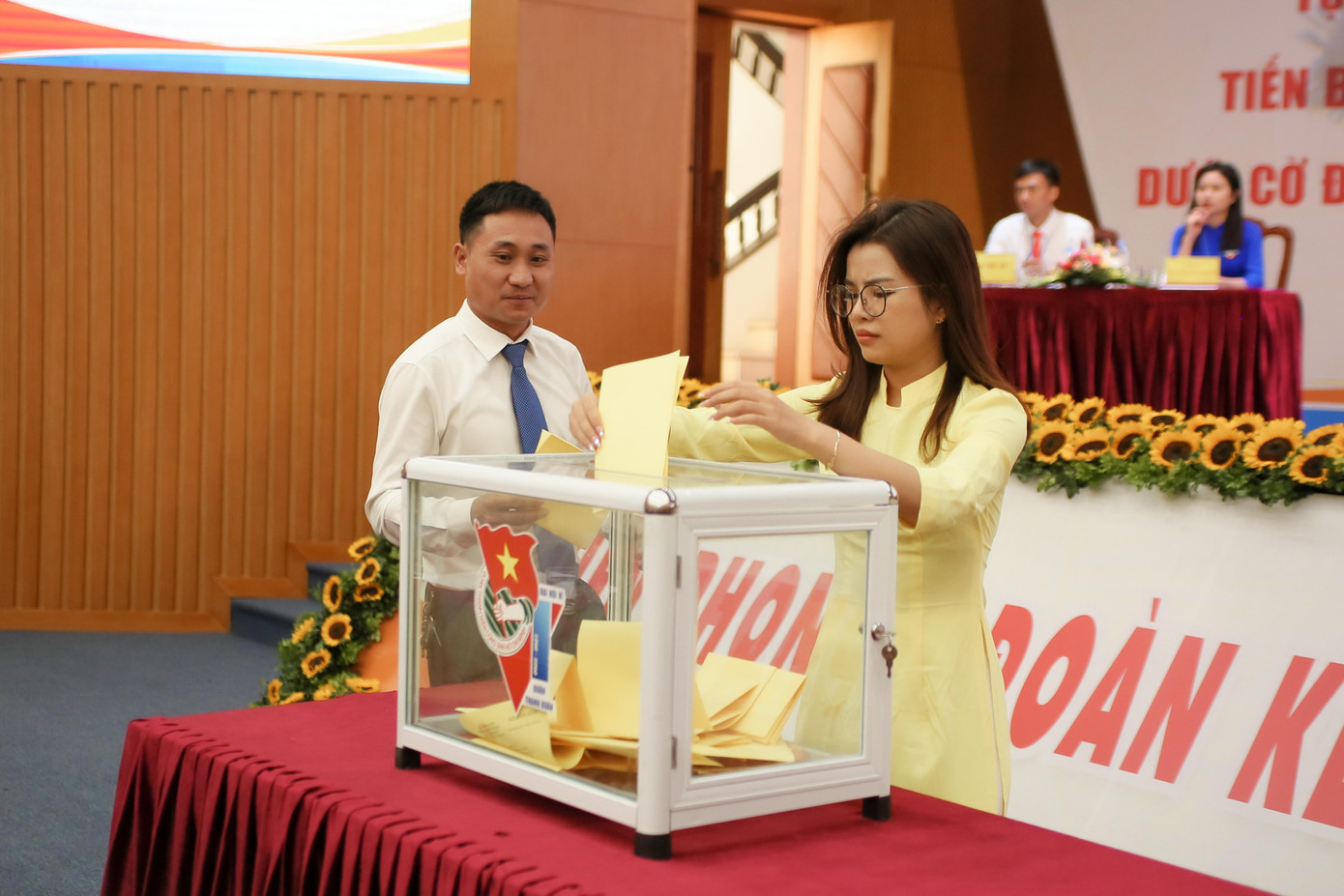 Các đại biểu bỏ phiếu bầu tại đại hội