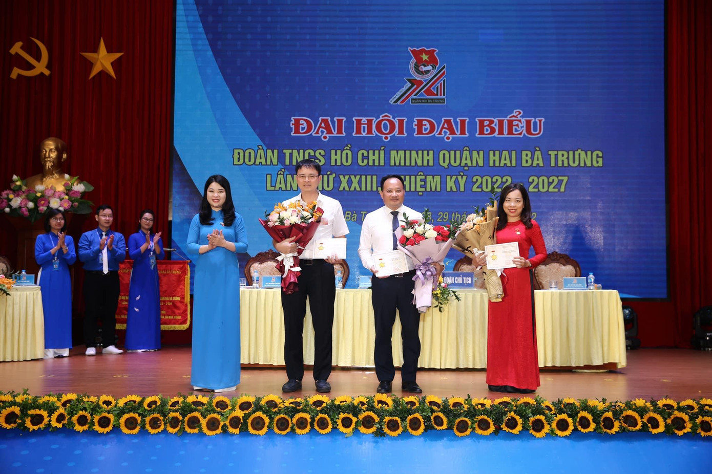 Chị Chu Hồng Minh, Bí thư Thành Đoàn Hà Nội (ngoài cùng, bên trái) tại ĐH Đoàn quận Hai Bà Trưng