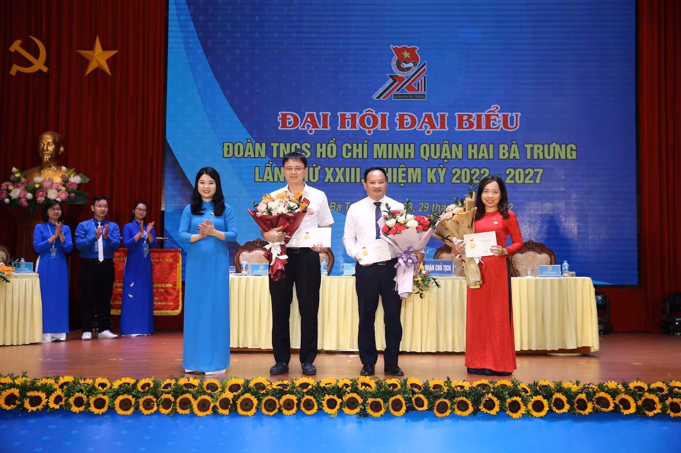 Chị Chu Hồng Minh, Bí thư Thành Đoàn Hà Nội (ngoài cùng, bên trái) tại ĐH Đoàn quận Hai Bà Trưng Chị Chu Hồng Minh, Bí thư Thành Đoàn Hà Nội (ngoài cùng, bên trái) tại ĐH Đoàn quận Hai Bà Trưng
