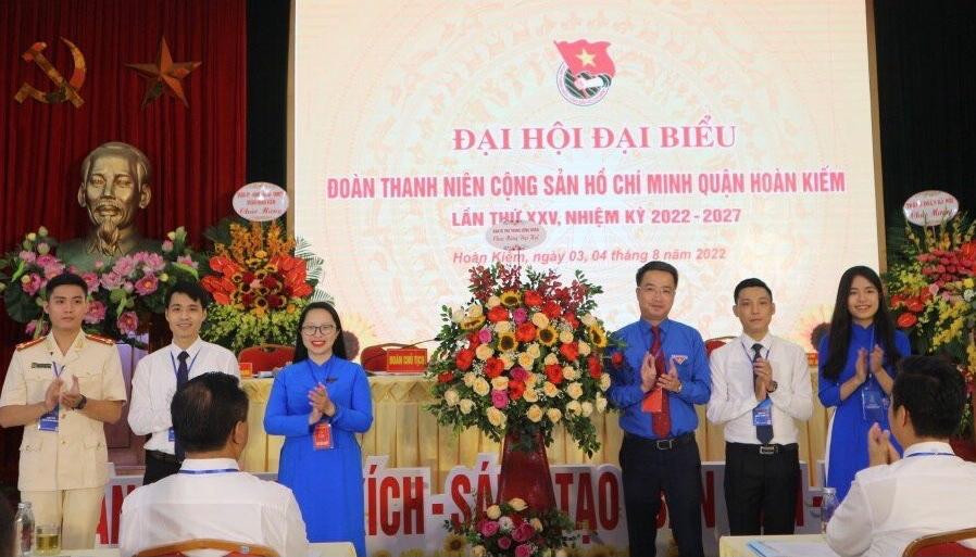 Bí thư T.Ư Đoàn Nguyễn Tường Lâm (thứ 3, từ phải sang) tặng hoa chúc mừng ĐH Đoàn quận Hoàn Kiếm