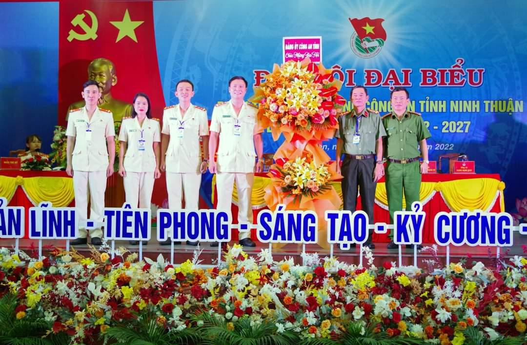 Đại diện công an tỉnh Ninh Thuận tặng hoa chúc mừng đại hội Đại diện công an tỉnh Ninh Thuận tặng hoa chúc mừng đại hội