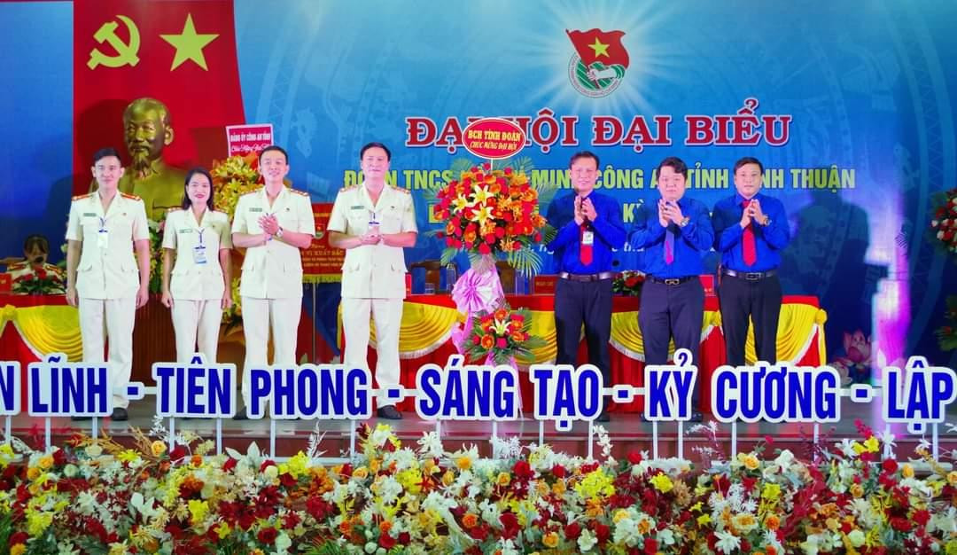 Tỉnh Đoàn Ninh Thuận tặng hoa chúc mừng đại hội Tỉnh Đoàn Ninh Thuận tặng hoa chúc mừng đại hội