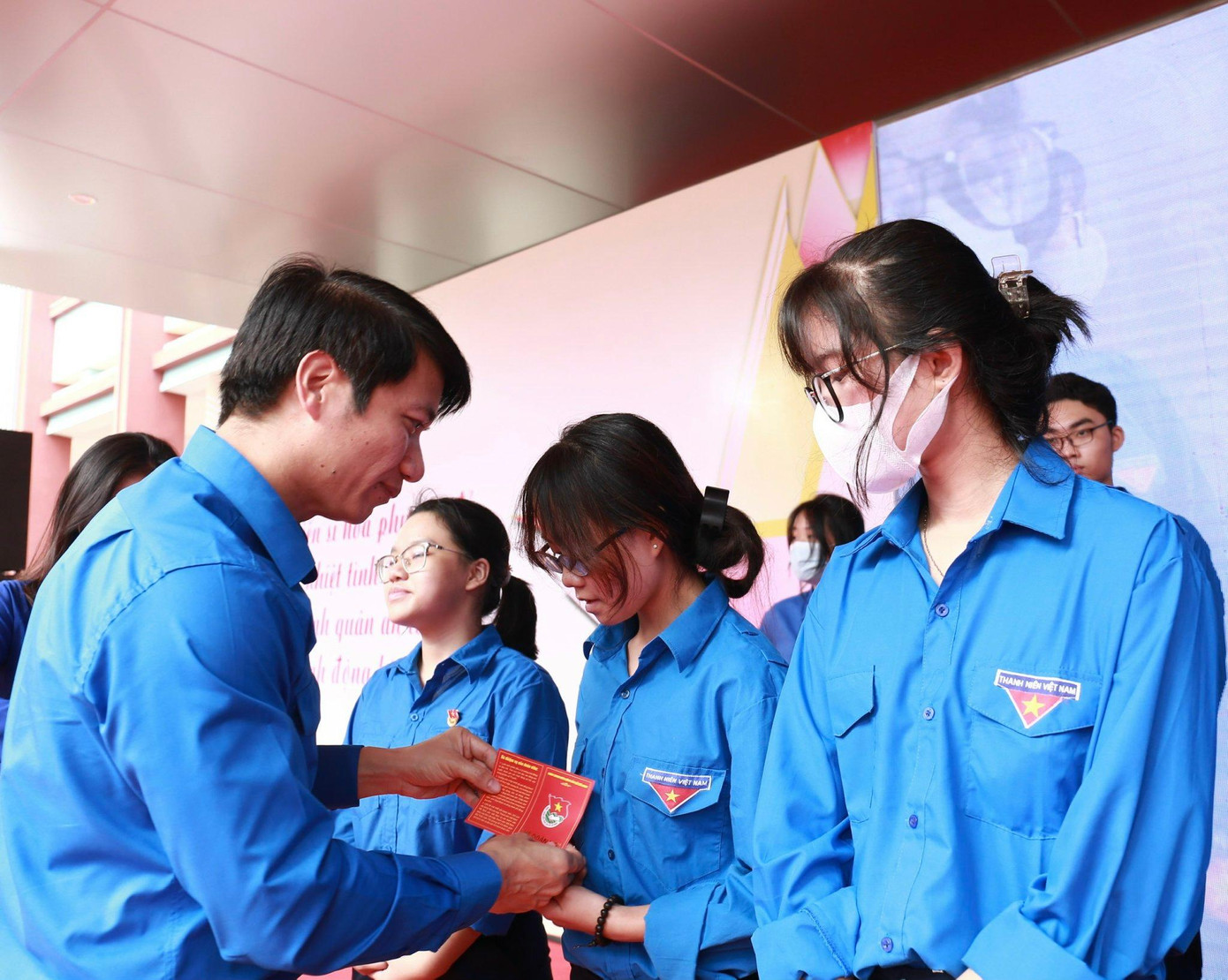 Anh Nguyễn Ngọc Lương, Bí thư T.Ư Đoàn, Chủ tịch T.Ư Hội LHTN Việt Nam trao thẻ Đoàn viên và gắn Huy hiệu Đoàn cho đoàn viên mới kết nạp. Ảnh: Bảo Anh