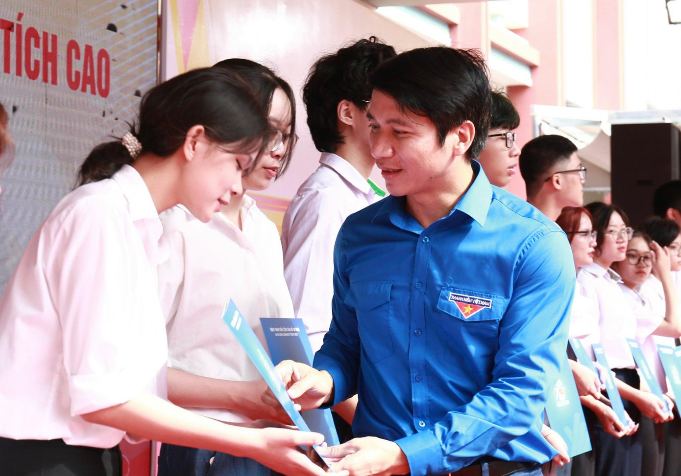 Anh Nguyễn Ngọc Lương, Bí thư T.Ư Đoàn, Chủ tịch T.Ư Hội LHTN Việt Nam trao học bổng cho chiến sĩ Hoa phượng đỏ tại Hà Nội. Ảnh: Bảo Anh