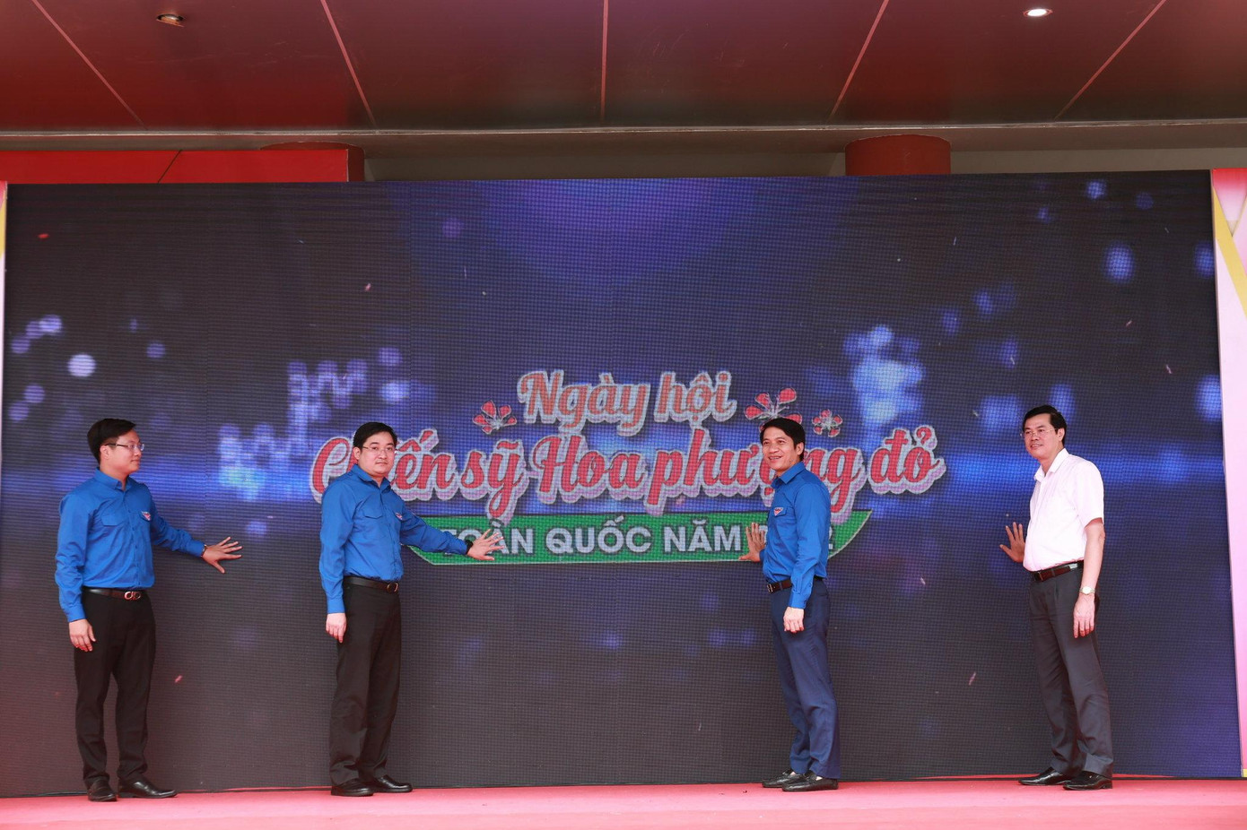 Các đại biểu thực hiện nghi thức phát động Ngày hội Chiến sĩ Hoa phượng đỏ toàn quốc năm 2022. Ảnh: Bảo Anh