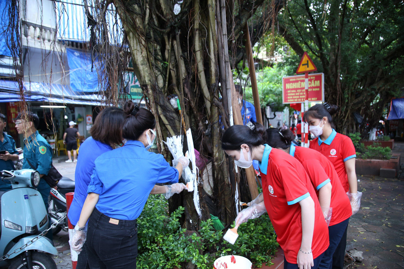 Các chiến sĩ Hoa phượng đỏ ra quân vệ sinh môi trường, làm đẹp cảnh quan đô thị. Ảnh: Lâm Đăng Hải