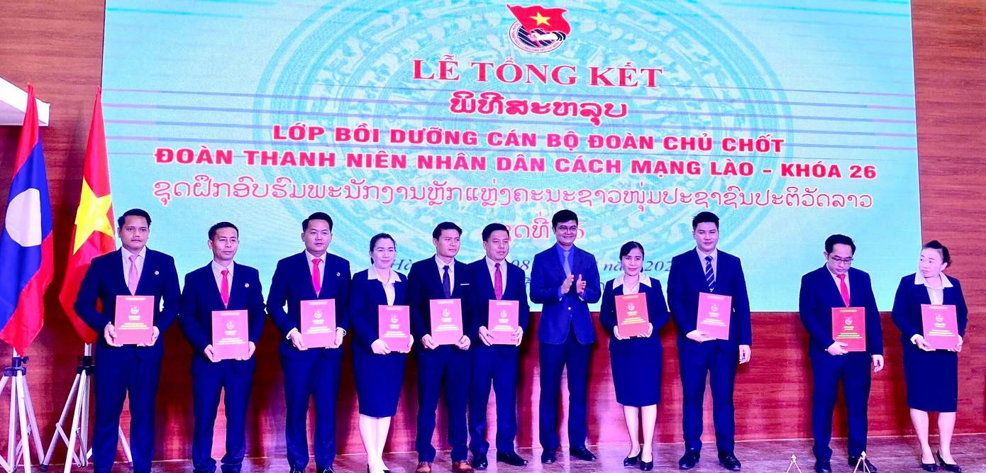 Bí thư thường trực T.Ư Đoàn Bùi Quang Huy trao chứng nhận hoàn thành lớp bồi dưỡng cho các học viên