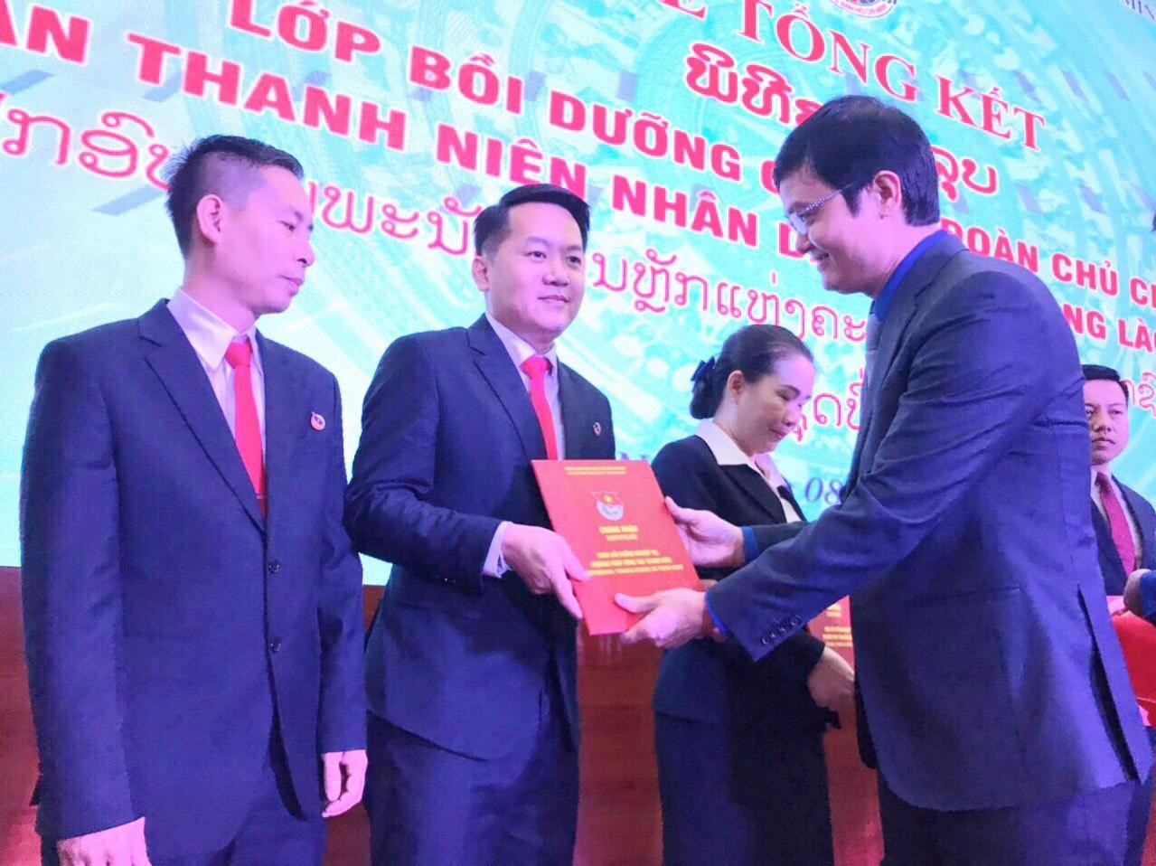 Bí thư thường trực T.Ư Đoàn Bùi Quang Huy trao chứng nhận hoàn thành lớp bồi dưỡng cho các học viên