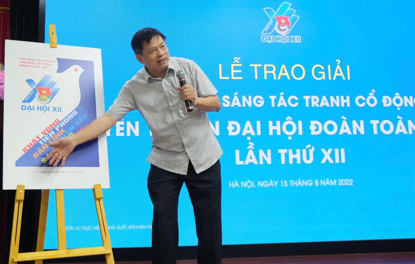 Họa sĩ Trịnh Bá Quát giới thiệu về tác phẩm "“Chào mừng Đại hội Đoàn toàn quốc lần thứ XII, nhiệm kỳ 2022 – 2027”. Họa sĩ Trịnh Bá Quát giới thiệu về tác phẩm "“Chào mừng Đại hội Đoàn toàn quốc lần thứ XII, nhiệm kỳ 2022 – 2027”.