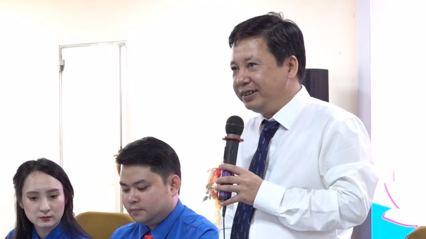 Ông Đào Văn Hoàn - Phó Trưởng ban Tuyên giáo Thành ủy Hải Phòng phát biểu tại diễn đàn. Ảnh: Hoàng Mạnh Thắng