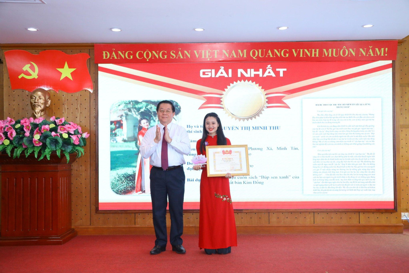 Ông Nguyễn Trọng Nghĩa, Bí thư T.Ư Đảng, Trưởng ban Tuyên giáo T.Ư trao giải Nhất cho cô giáo Nguyễn Thị Minh Thu