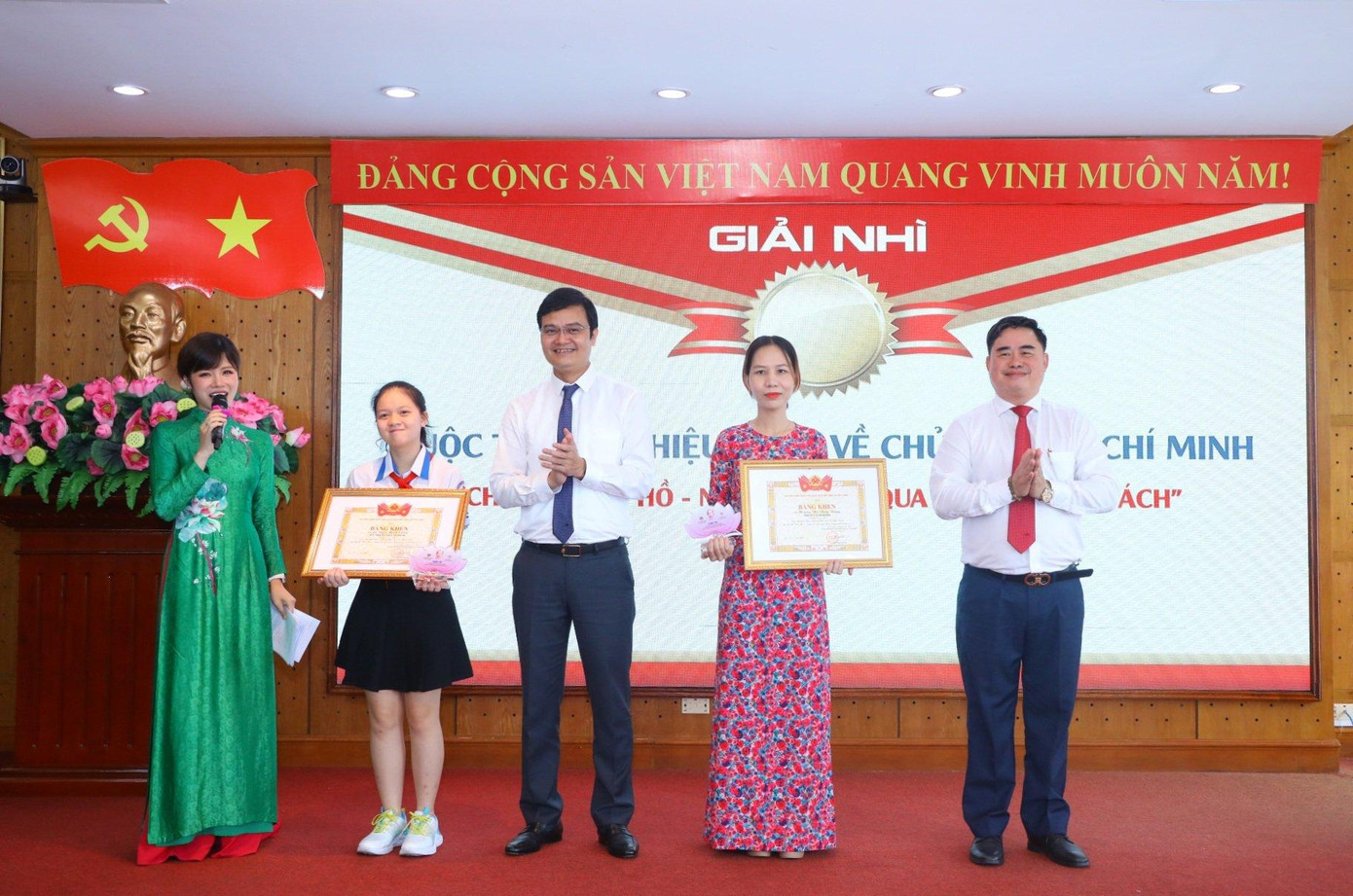 Bí thư thứ nhất T.Ư Đoàn Bùi Quang Huy (ở giữa) trao giải Nhì cho các tác giả đoạt giải