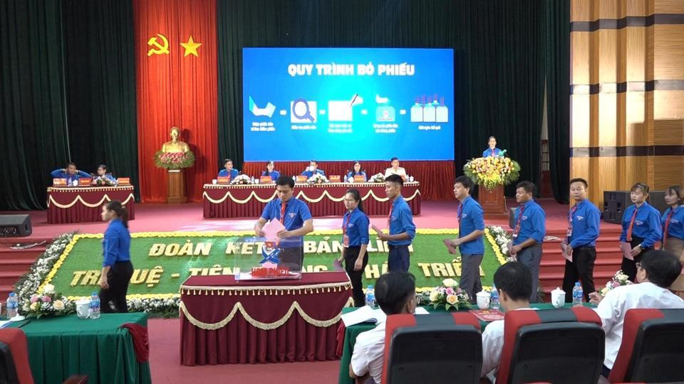 Các đại biểu bỏ phiếu bầu tại đại hội Các đại biểu bỏ phiếu bầu tại đại hội