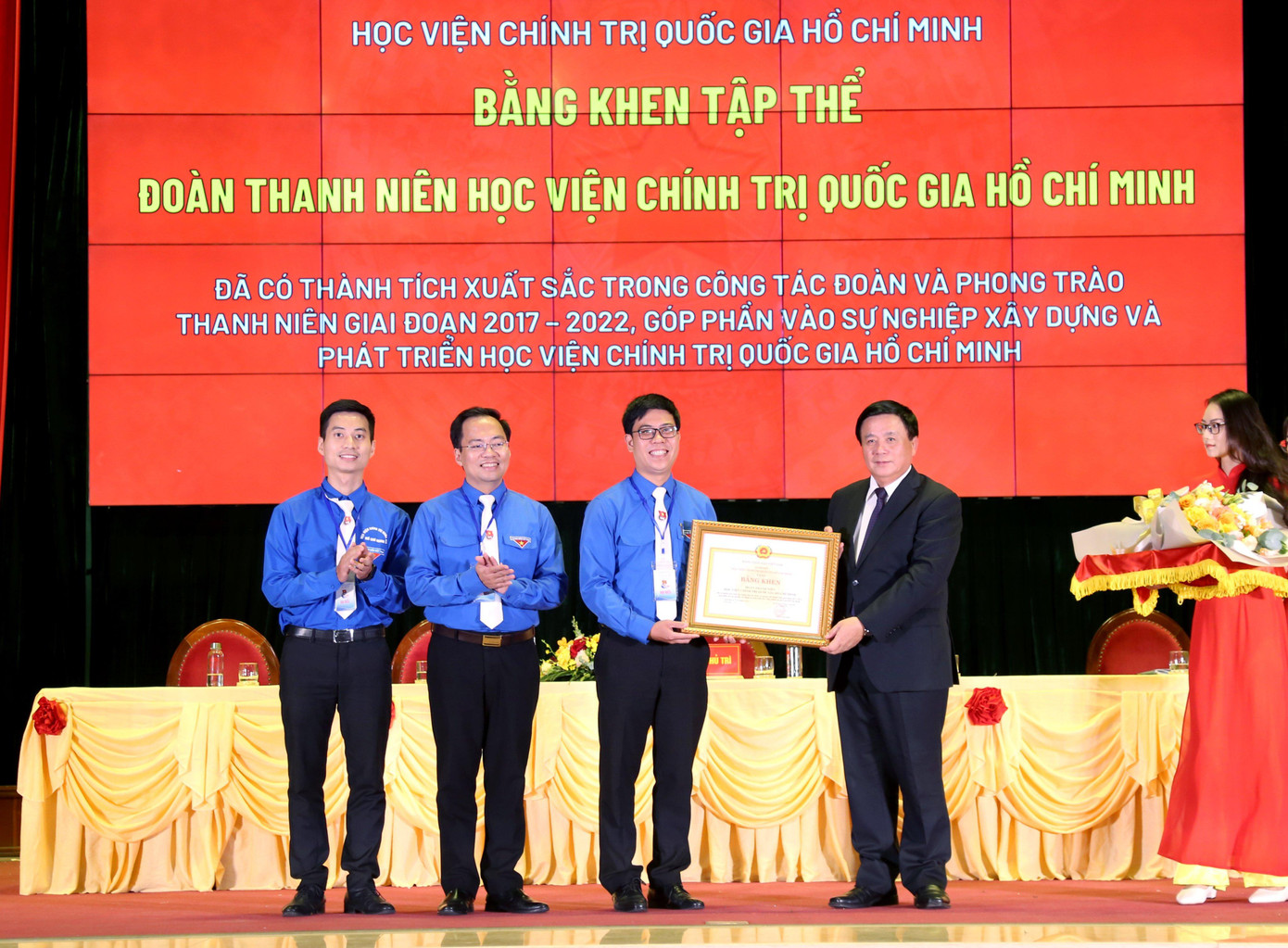 Ông Nguyễn Xuân Thắng, Ủy viên Bộ Chính trị, Giám đốc Học viện Chính trị Quốc gia Hồ Chí Minh, Chủ tịch Hội đồng lý luận T.Ư tặng Bằng khen cho Đoàn Thanh niên Học viện Ông Nguyễn Xuân Thắng, Ủy viên Bộ Chính trị, Giám đốc Học viện Chính trị Quốc gia Hồ Chí Minh, Chủ tịch Hội đồng lý luận T.Ư tặng Bằng khen cho Đoàn Thanh niên Học viện