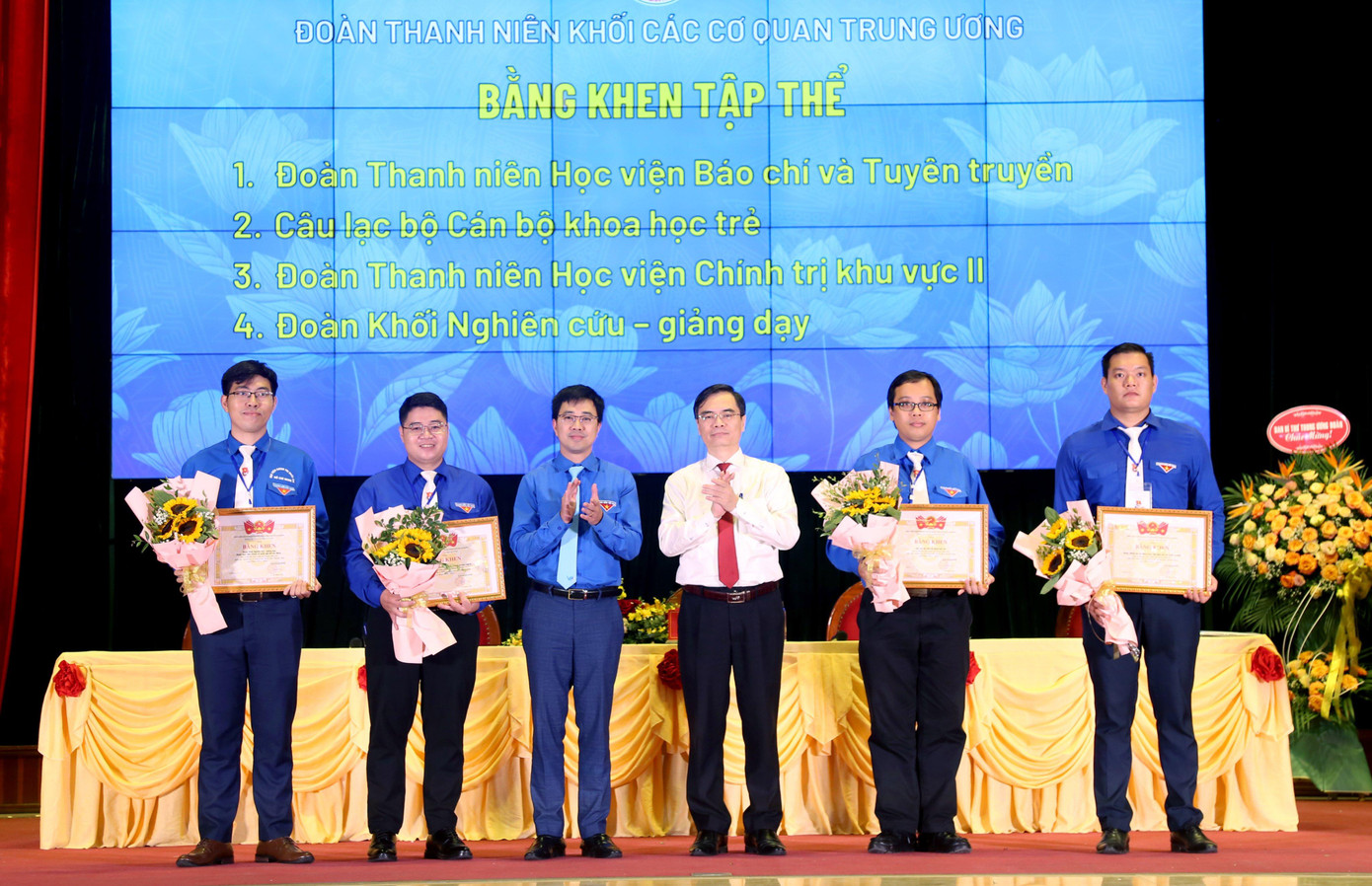 Anh Bùi Hoàng Tùng, Quyền Bí thư Đoàn Khối các cơ quan Trung ương (thứ 3, từ trái sang) tặng Bằng khen cho các tập thể thuộc Đoàn Thanh niên Học viện Anh Bùi Hoàng Tùng, Quyền Bí thư Đoàn Khối các cơ quan Trung ương (thứ 3, từ trái sang) tặng Bằng khen cho các tập thể thuộc Đoàn Thanh niên Học viện