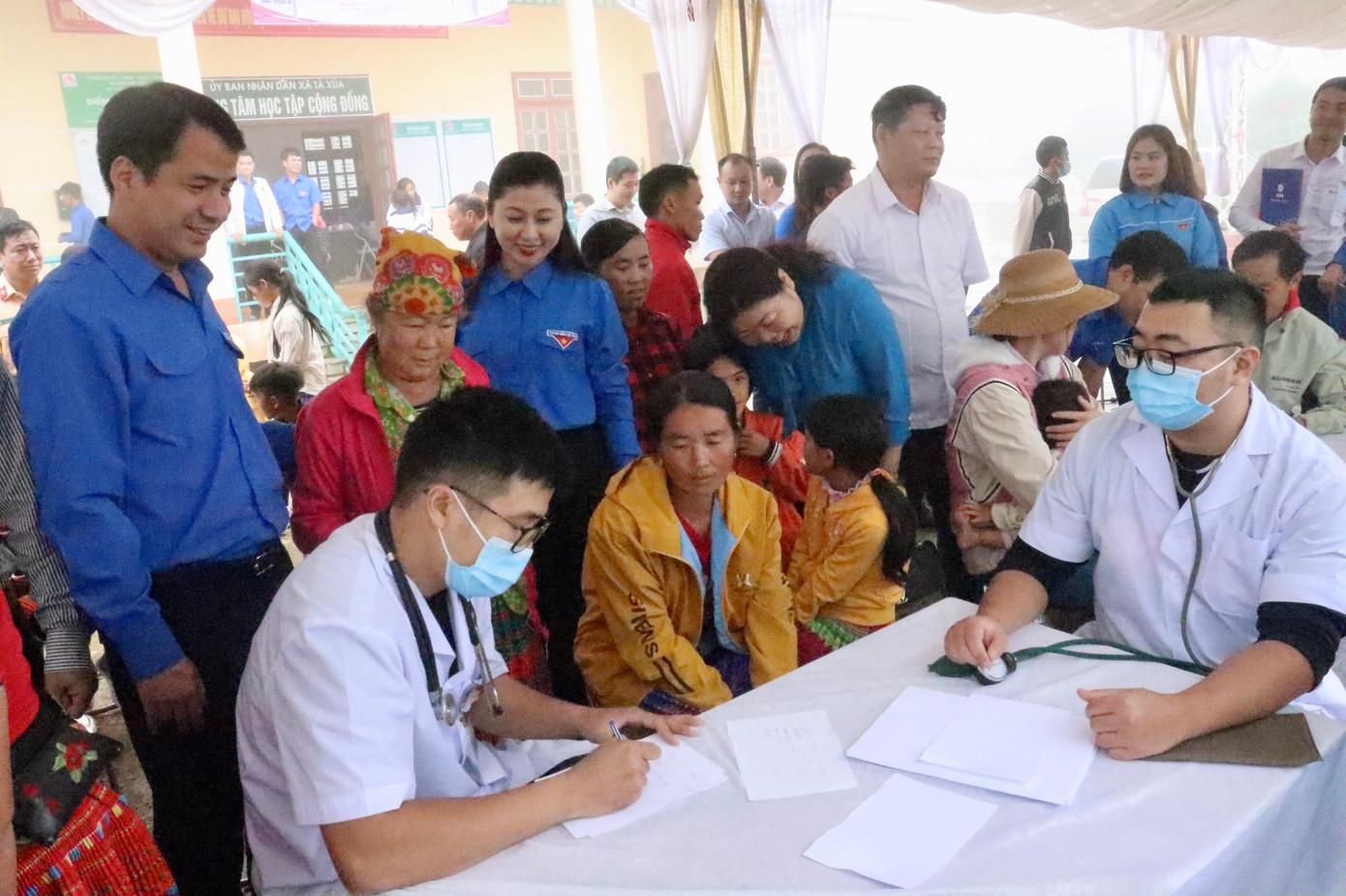 Người dân Tà Xùa đến khám sức khỏe tại Chiến dịch Kỳ nghỉ hồng