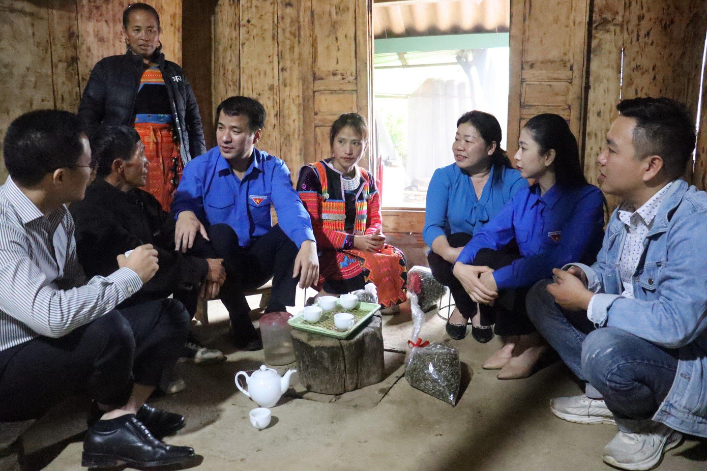 Bí thư T.Ư Đoàn Ngô Văn Cương (thứ 3 hàng đầu bên trái) thăm hỏi, trò chuyện với người dân xã Tà Xùa.