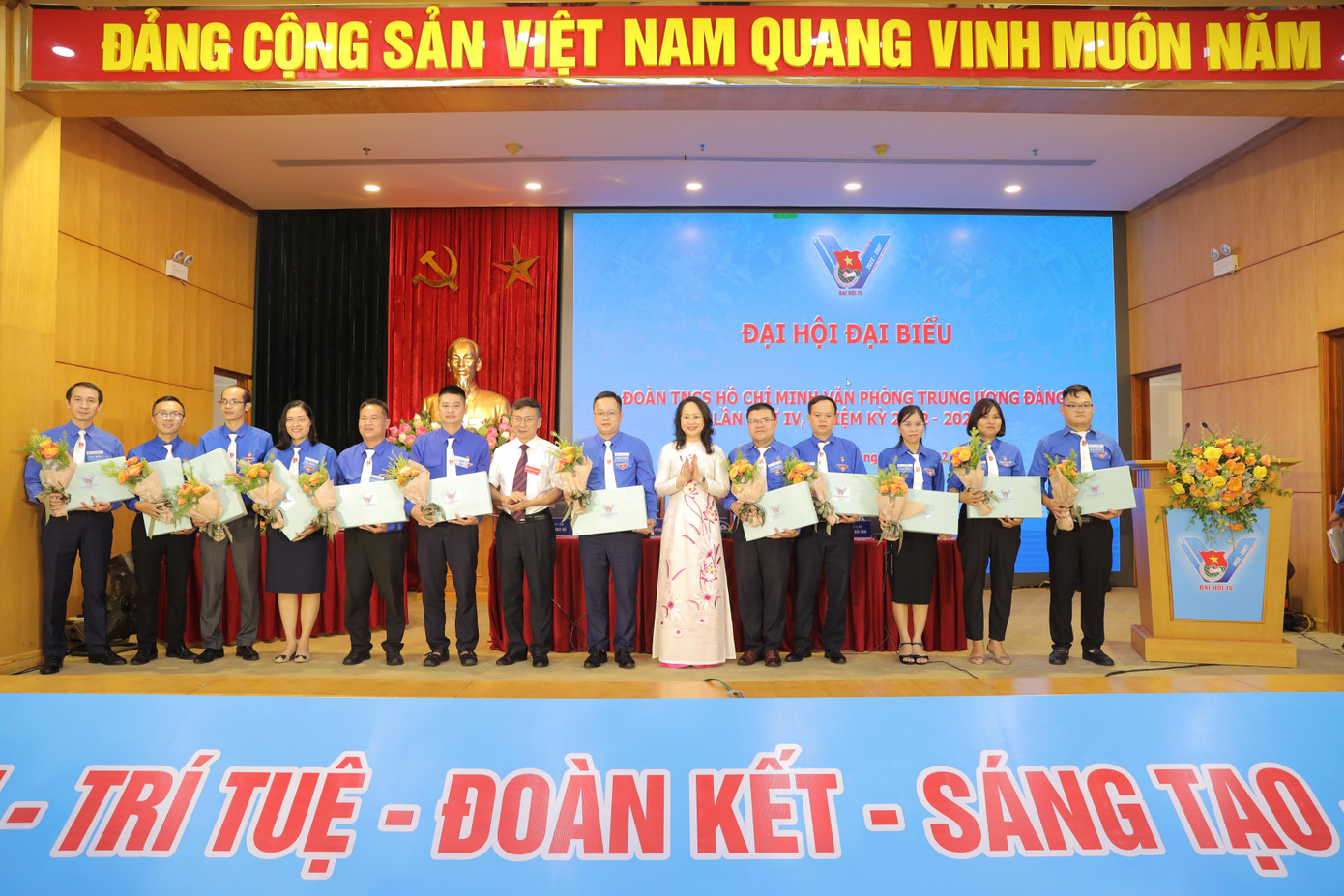 Các đại biểu tặng hoa chia tay những đồng chí không tái cử Ban chấp hành khoá mới