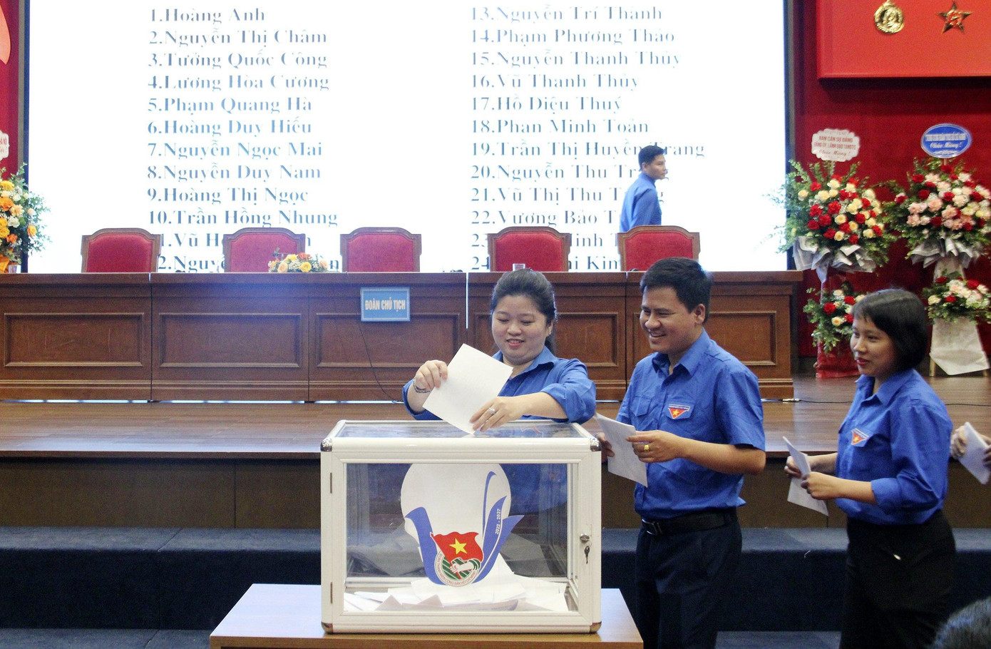 Các đại biểu bỏ phiếu bầu Ban chấp hành khóa mới tại đại hội Các đại biểu bỏ phiếu bầu Ban chấp hành khóa mới tại đại hội