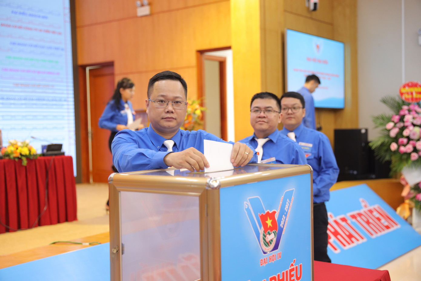 Anh Phùng Quang Thắng, Bí thư Đoàn Thanh niên Văn phòng Trung ương Đảng khoá III bỏ phiếu bầu tại đại hội