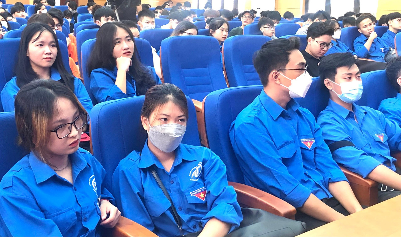 Các bạn sinh viên tại hội thảo