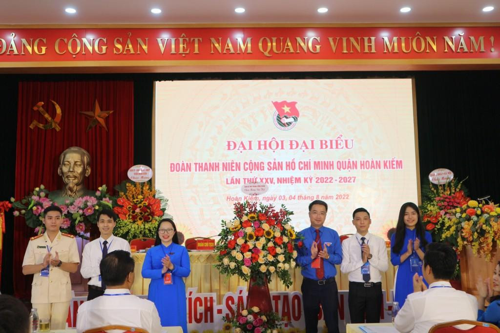 Anh Nguyễn Tường Lâm, Bí thư T.Ư Đoàn (thứ 3, từ phải sang) tặng hoa chúc mừng đại hội