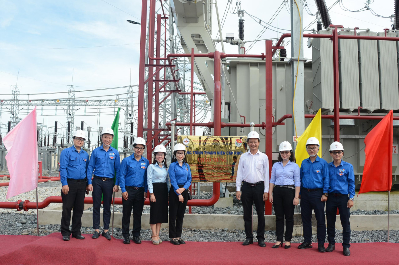 Chị Hoàng Thị Minh Thu, Bí thư Đoàn Khối Doanh nghiệp T.Ư (thứ 5, từ trái sang) cùng các đại biểu gắn biển công trình thanh niên Chị Hoàng Thị Minh Thu, Bí thư Đoàn Khối Doanh nghiệp T.Ư (thứ 5, từ trái sang) cùng các đại biểu gắn biển công trình thanh niên