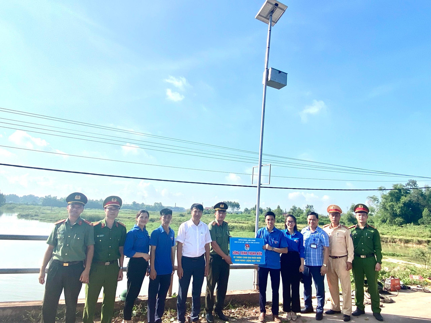 Các đại biểu trao biển ra mắt công trình “Hệ thống cảnh báo đuối nước bằng năng lượng mặt trời” Các đại biểu trao biển ra mắt công trình “Hệ thống cảnh báo đuối nước bằng năng lượng mặt trời”