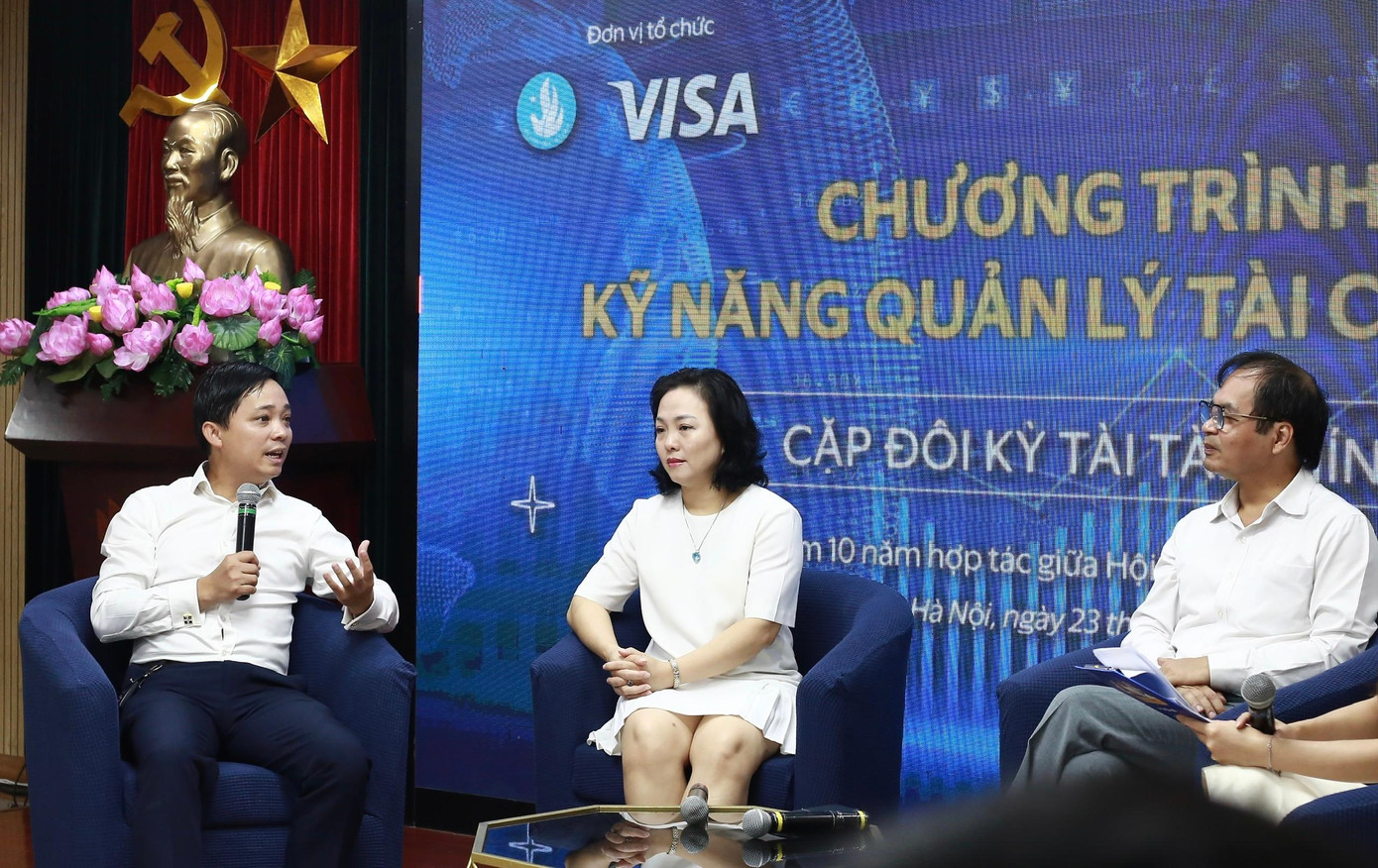 Tiến sĩ Trần Phước Huy, chuyên gia tài chính, giảng viên trường Đại học Kinh tế Quốc dân (ngoài cùng, bên trái) trao đổi tại Chương trình. Ảnh: Bảo Anh