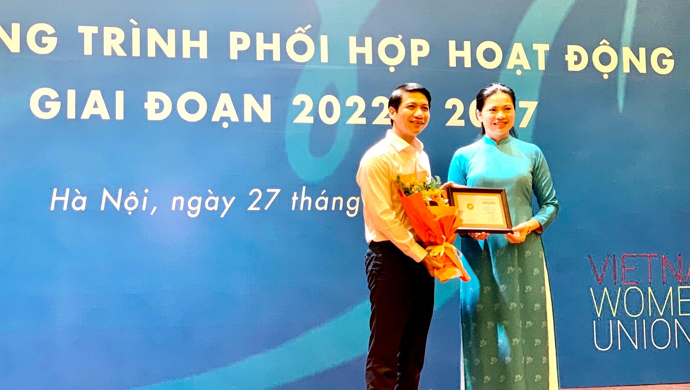 Hội LHPN Việt Nam đã trao tặng Kỷ niệm chương Vì sự tiến bộ của phụ nữ Việt Nam cho anh Nguyễn Ngọc Lương, Bí thư T.Ư Đoàn, Chủ tịch Hội LHTN Việt Nam. Hội LHPN Việt Nam đã trao tặng Kỷ niệm chương Vì sự tiến bộ của phụ nữ Việt Nam cho anh Nguyễn Ngọc Lương, Bí thư T.Ư Đoàn, Chủ tịch Hội LHTN Việt Nam.