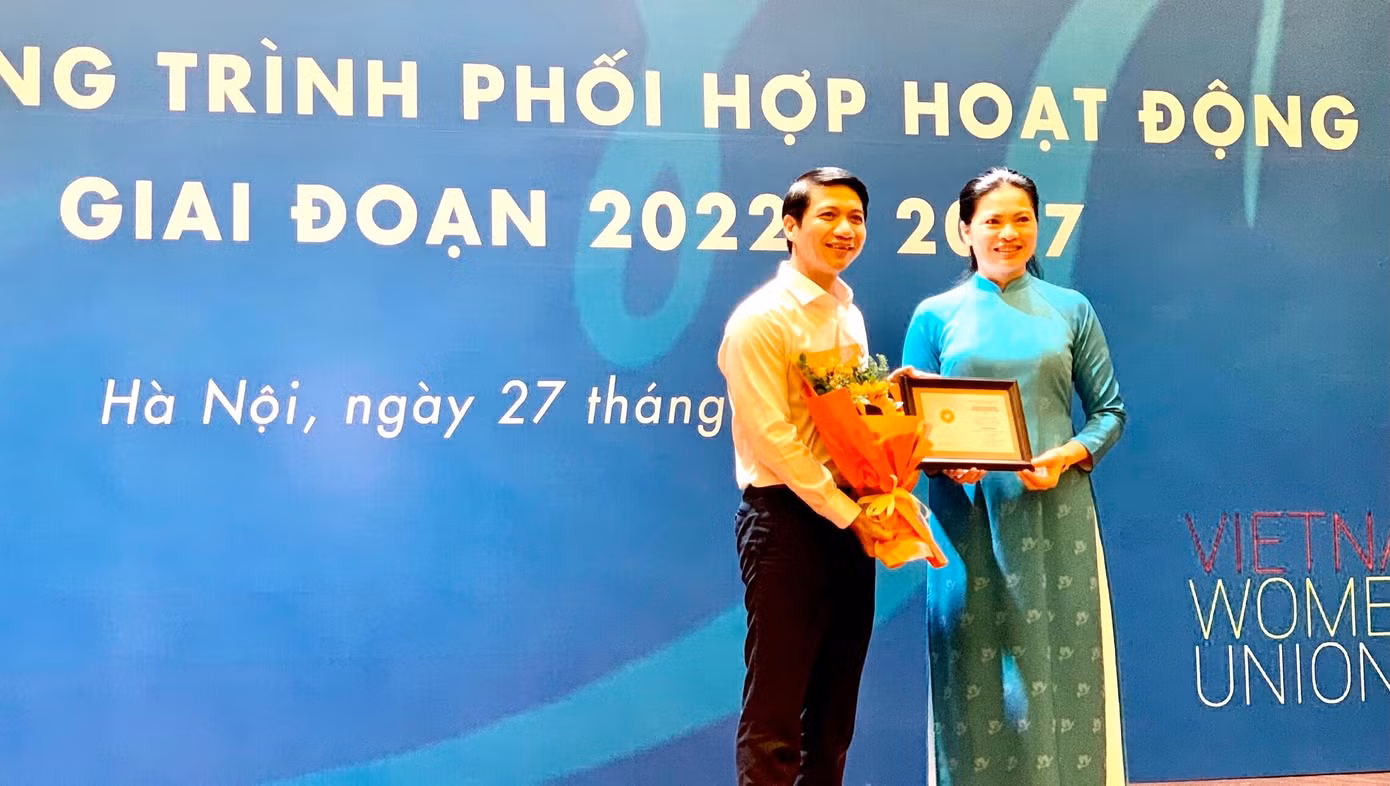 Hội LHPN Việt Nam đã trao tặng Kỷ niệm chương Vì sự tiến bộ của phụ nữ Việt Nam cho anh Nguyễn Ngọc Lương, Bí thư T.Ư Đoàn, Chủ tịch Hội LHTN Việt Nam.
