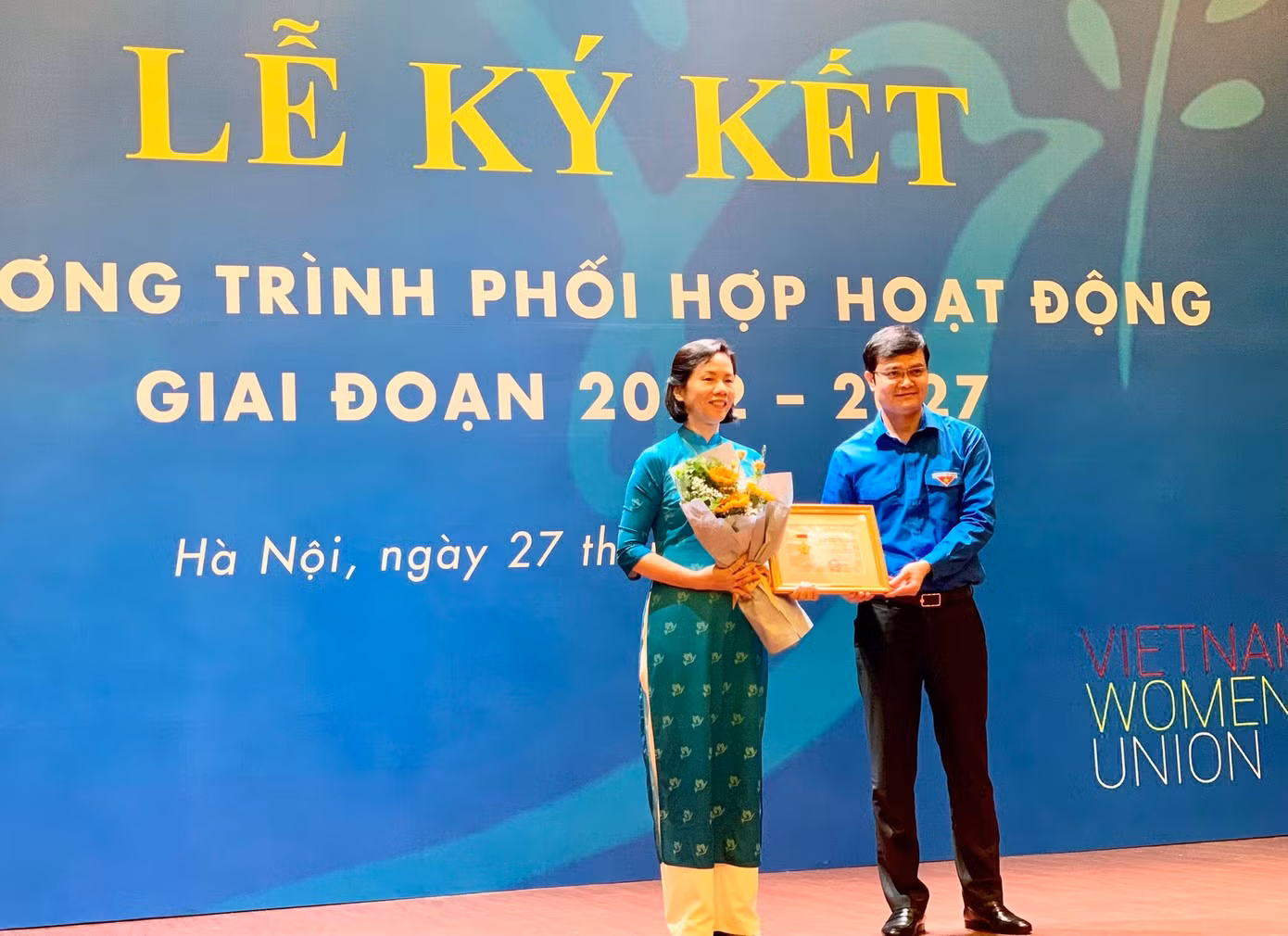 Bí thư thứ nhất T.Ư Đoàn Bùi Quang Huy trao tặng Kỷ niệm chương Vì thế hệ trẻ cho bà Nguyễn Thị Minh Hương, Phó Chủ tịch Hội LHPN Việt Nam