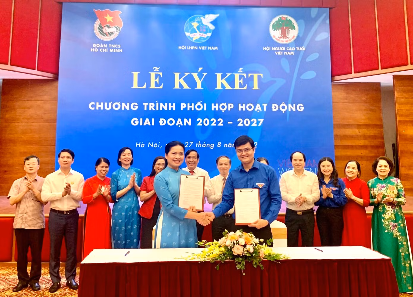 Bí thư thứ nhất T.Ư Đoàn Bùi Quang Huy và bà Hà Thị Nga, Chủ tịch Hội LHPN Việt Nam ký kết chương trình phối hợp hoạt động giai đoạn 2022 - 2027.