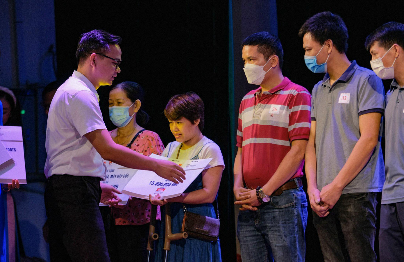 Ban tổ chức trao sinh kế cho thanh niên khuyết tật mưu sinh, vượt qua khó khăn