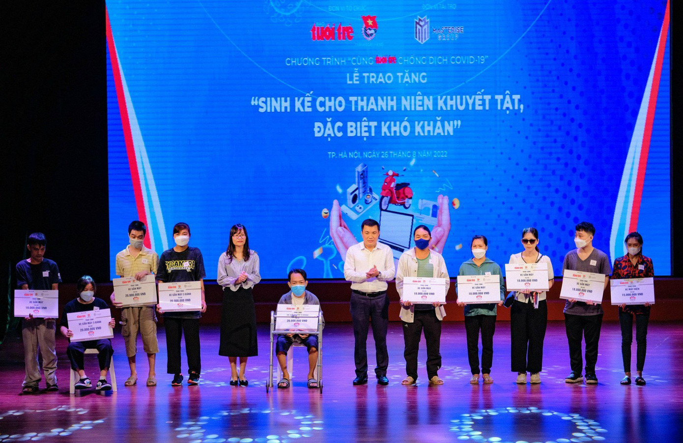 Ban tổ chức trao sinh kế cho thanh niên khuyết tật mưu sinh, vượt qua khó khăn