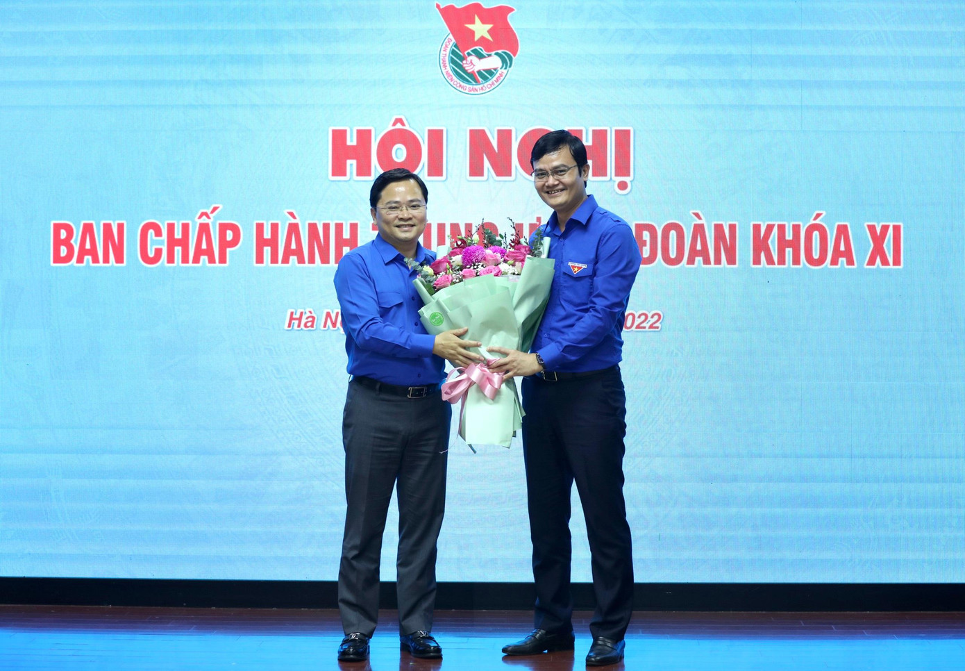 Ông Nguyễn Anh Tuấn, Bí thư Tỉnh ủy Bắc Ninh, nguyên Bí thư thứ nhất T.Ư Đoàn tặng hoa chúc mừng anh Bùi Quang Huy, tân Bí thư thứ nhất T.Ư Đoàn. Ảnh: Như Ý Ông Nguyễn Anh Tuấn, Bí thư Tỉnh ủy Bắc Ninh, nguyên Bí thư thứ nhất T.Ư Đoàn tặng hoa chúc mừng anh Bùi Quang Huy, tân Bí thư thứ nhất T.Ư Đoàn. Ảnh: Như Ý