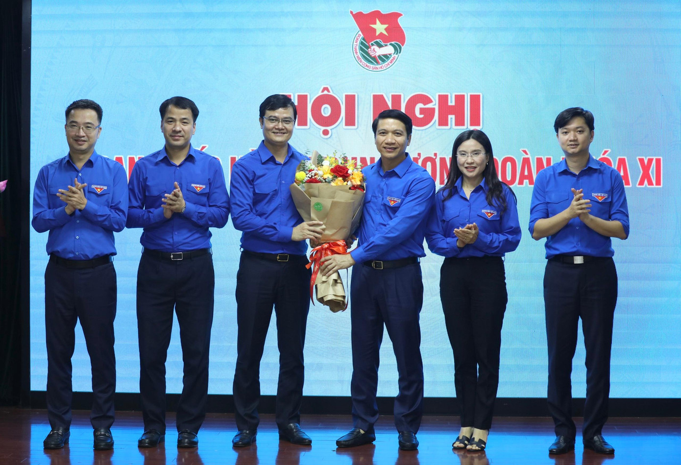 Ban Bí thư T.Ư Đoàn tặng hoa chúc mừng anh Bùi Quang Huy. Ảnh: Như Ý Ban Bí thư T.Ư Đoàn tặng hoa chúc mừng anh Bùi Quang Huy. Ảnh: Như Ý