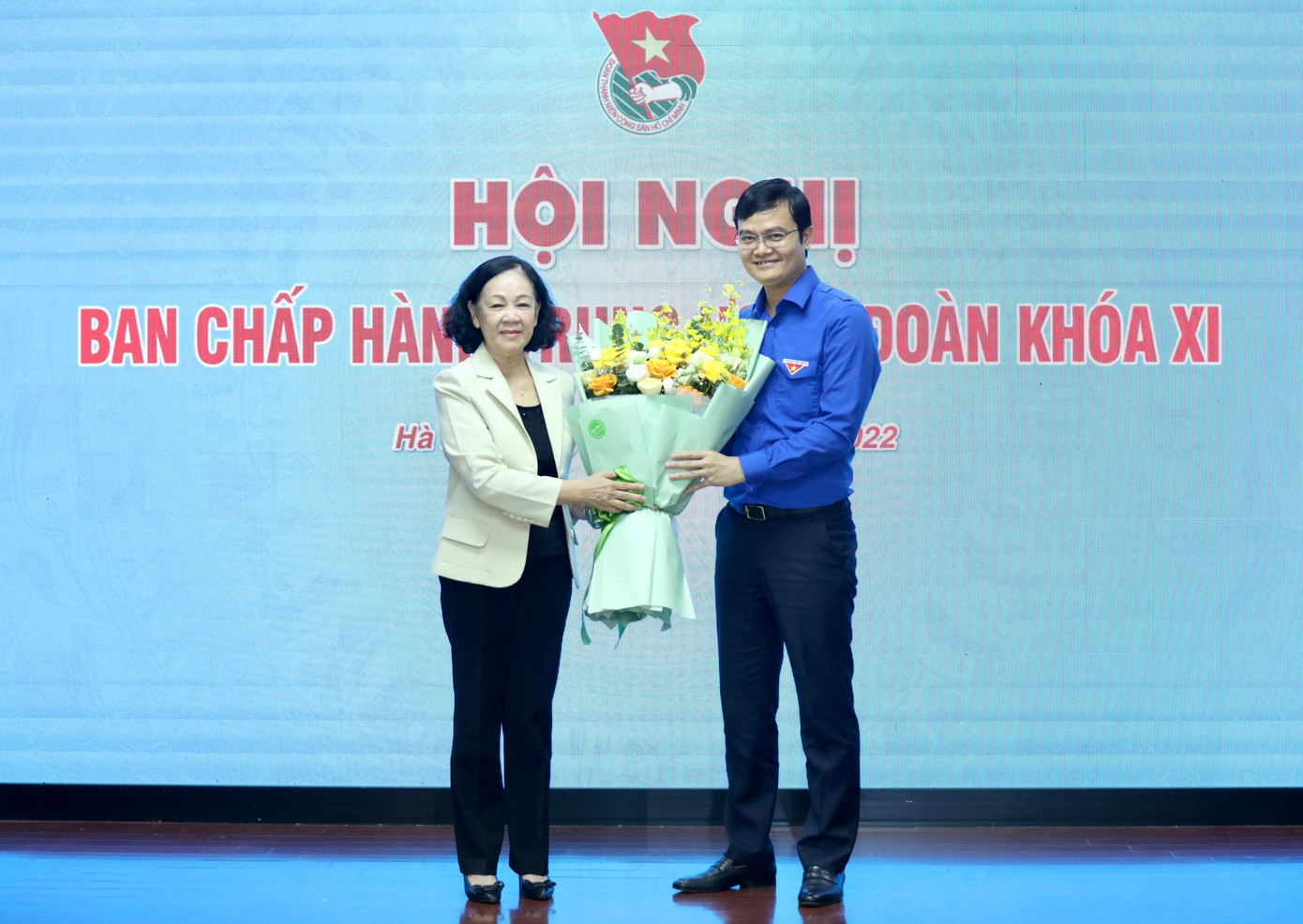 Bà Trương Thị Mai, Ủy viên Bộ Chính trị, Bí thư Trung ương Đảng, Trưởng ban Tổ chức Trung ương tặng hoa chúc mừng tân Bí thư thứ nhất T.Ư Đoàn Bùi Quang Huy. Ảnh: Như Ý Bà Trương Thị Mai, Ủy viên Bộ Chính trị, Bí thư Trung ương Đảng, Trưởng ban Tổ chức Trung ương tặng hoa chúc mừng tân Bí thư thứ nhất T.Ư Đoàn Bùi Quang Huy. Ảnh: Như Ý