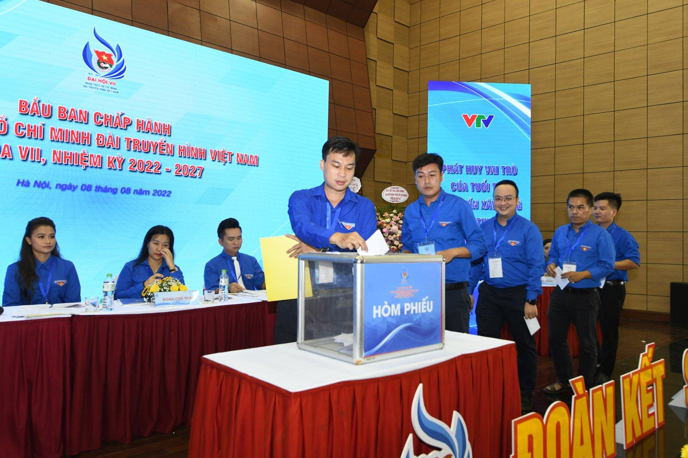 Các đại biểu bỏ phiếu bầu tại Đại hội