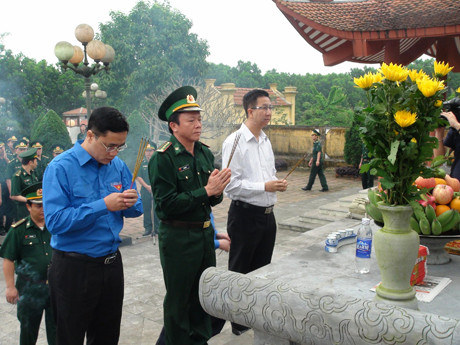 Toàn đoàn tiến hành dâng hương và trồng cây tại đài tưởng niệm liệt sĩ Pò Hèn 