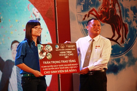 Đại diện BTC tặng sách cho sinh viên