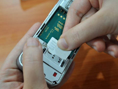 Thuê bao lắp sim sử dụng mà không hay biết mình có thể bị trừ cước âm thầm. Ảnh: Anh Quân